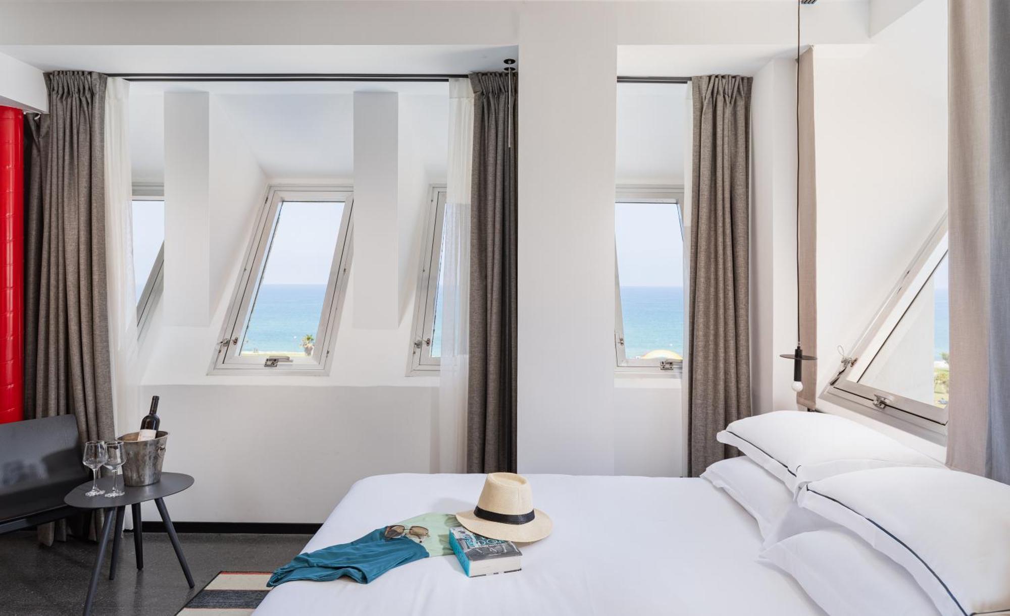 Brown Brut Seafront Hotel, A Member Of Brown Hotels Тел Авив Екстериор снимка